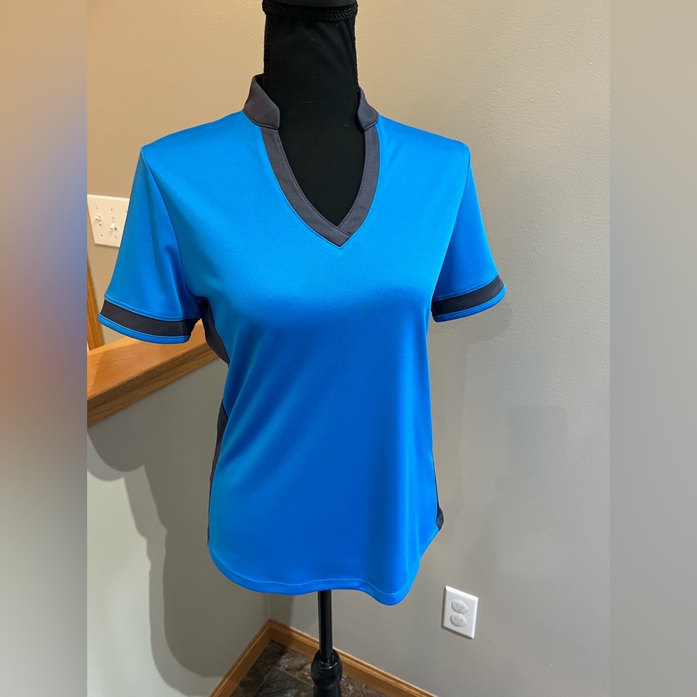 Callaway blue mandarin collar V neck pull over short sleeve polo. Size small.